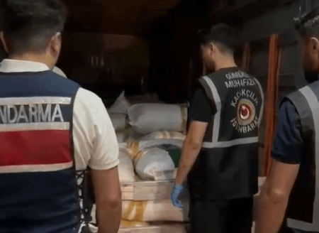 Çin bayraklı gemide 2,1 milyar liralık sevkiyat yakalandı: 3 ton uyuşturucu hammaddesi ele geçirildi!